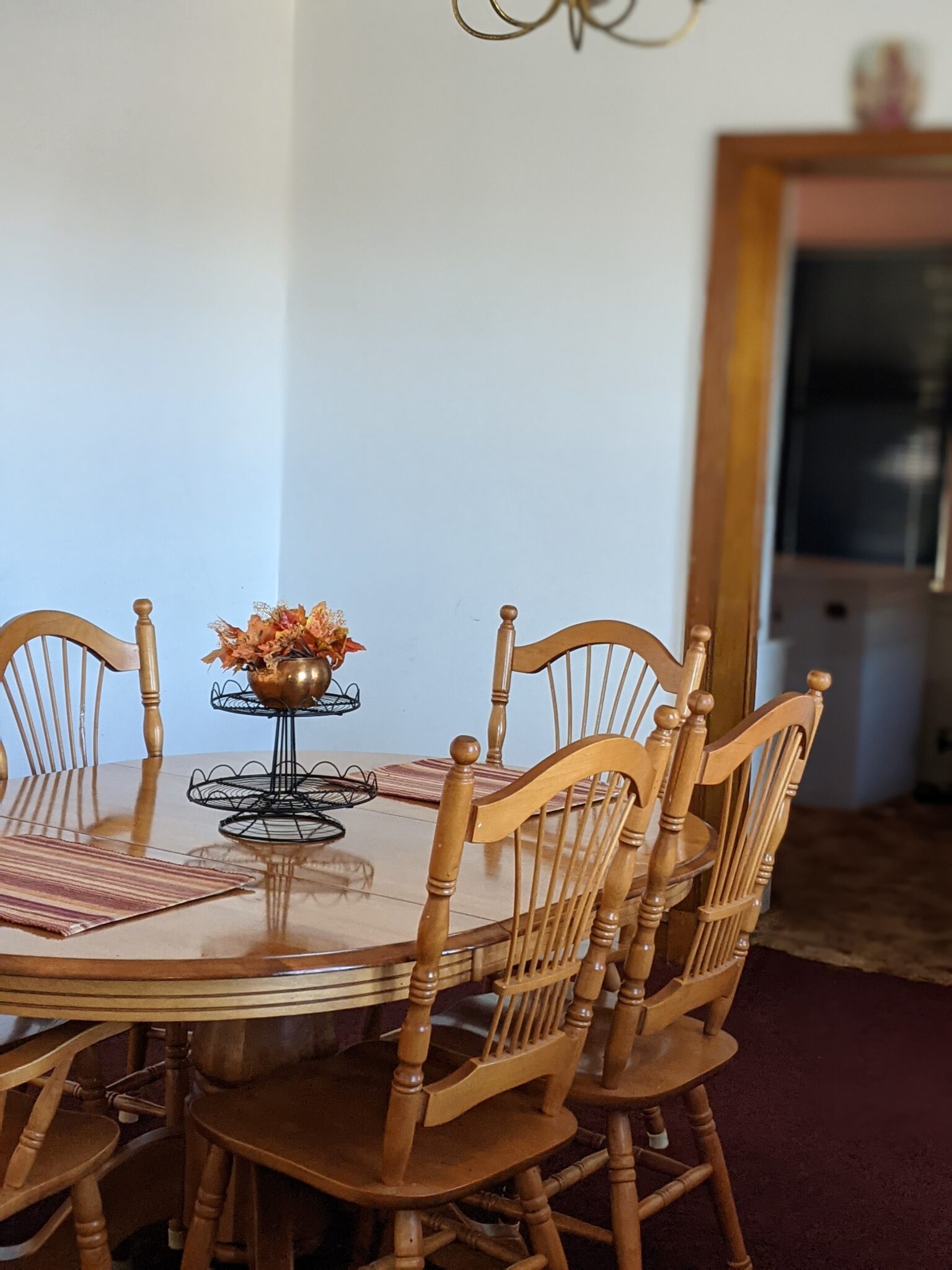 This pictures shows the dining room of the Temple Hills Fresh Start dining room. There is a wooden table with four wooden chairs.